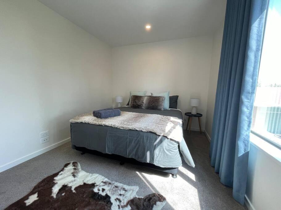 Stylish 2 Bed Retreat Close To Cbd With Parking Holiday home