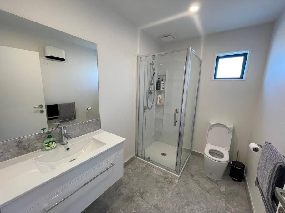 Holiday home Stylish 2 Bed Retreat Close To Cbd With Parking