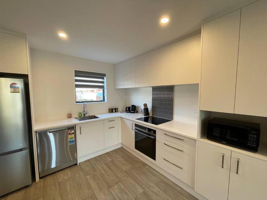 Stylish 2 Bed Retreat Close To Cbd With Parking Christchurch