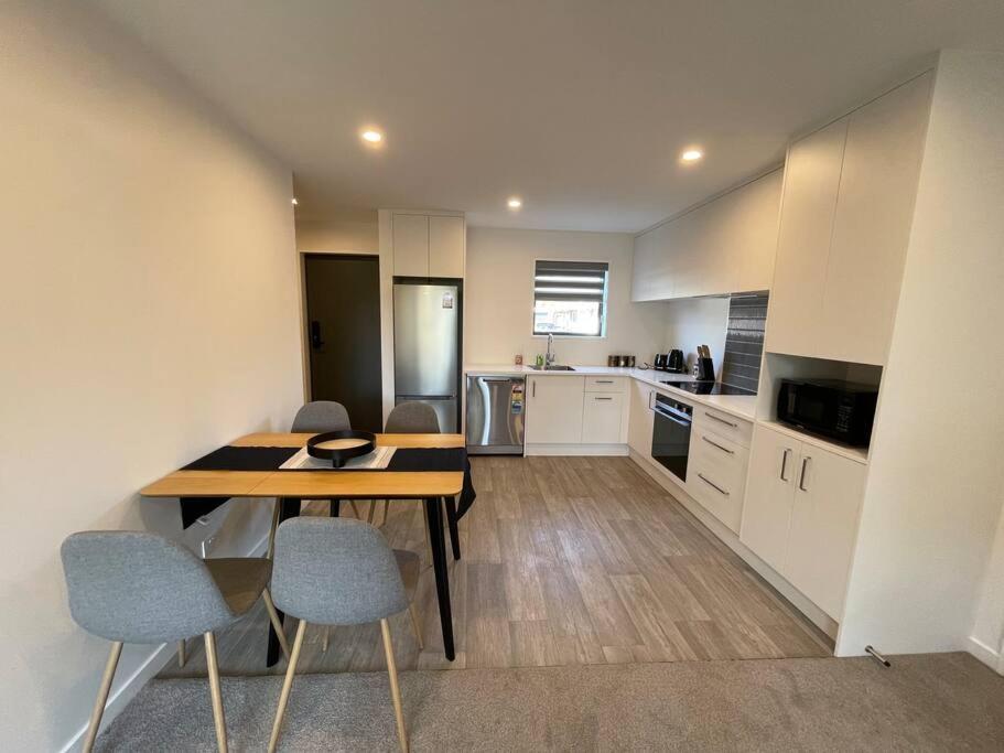 Stylish 2 Bed Retreat Close To Cbd With Parking * Christchurch