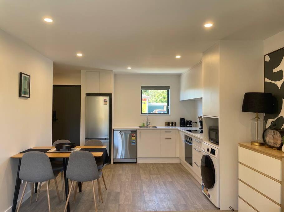 Stylish 2 Bed Retreat Close To Cbd With Parking